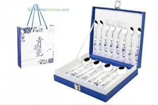 供應(yīng)廠家直銷 青花瓷套裝16件組 不銹鋼餐具套裝 時(shí)尚商務(wù)禮品_家居家具_(dá)世界工廠網(wǎng)中國(guó)產(chǎn)品信息庫(kù)